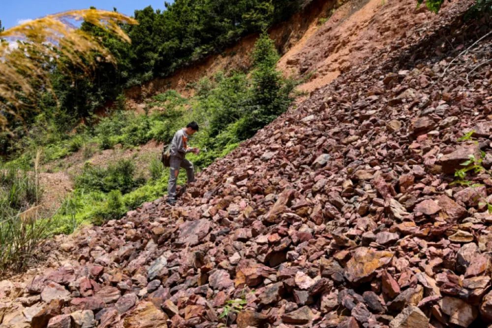 江西省地质局第四地质大队工作人员在莲花县大坪里