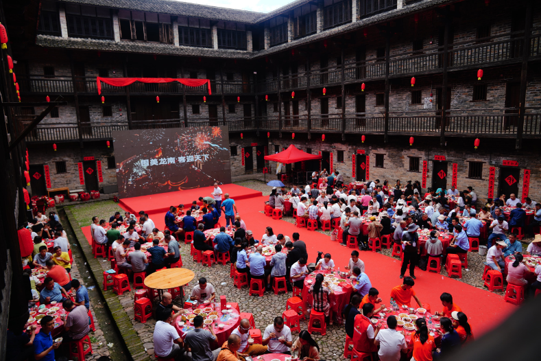 题图 | 围屋村宴。李林烜/摄