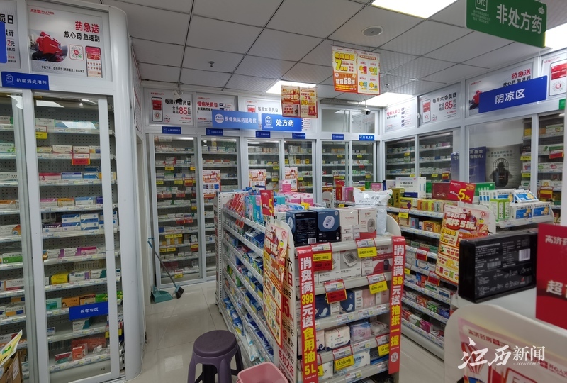 ▲我省推進集采藥“三進”后，在零售藥店也能買到。攝影丨江西日報全媒體記者洪懷峰