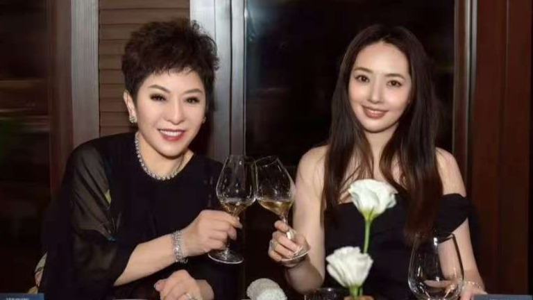 向太发布年轻时照片 网友：神似郭碧婷封面图