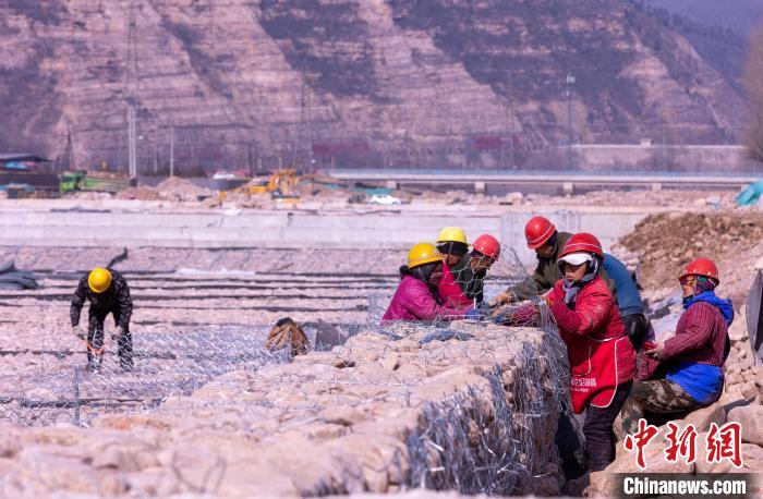 图为武安市活水乡北洺河段，施工人员正在进行宾格石笼作业。 李树锋 摄