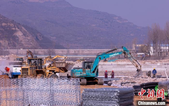 图为武安市活水乡北洺河段水利施工现场。 李树锋 摄