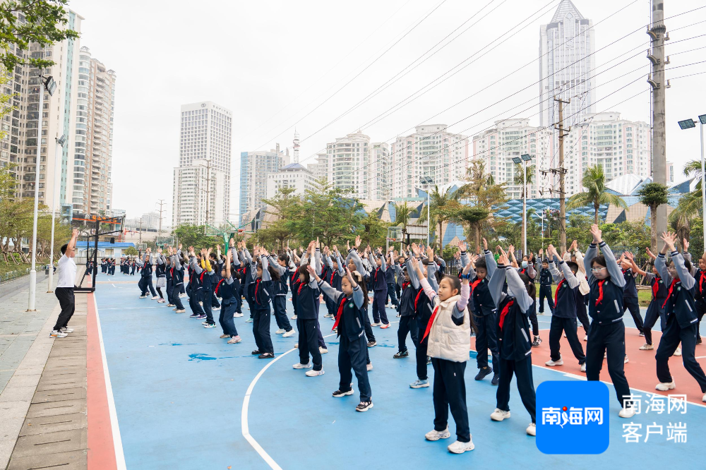 海口玉沙实验学校的学生正在体育课上练习体能操。记者 曹志 摄