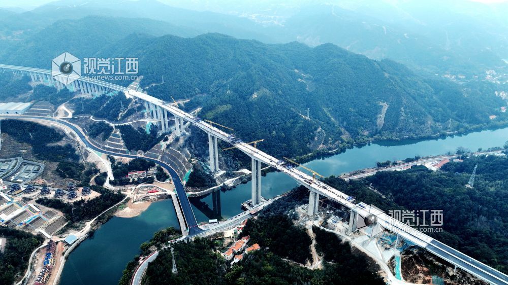 江西高速最高墩遂大高速上犹江特大桥右幅顺利合龙