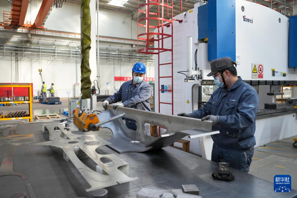 在京投装备河北京车智能制造基地,工作人员在加工地铁车辆零部件(2月14日摄)。