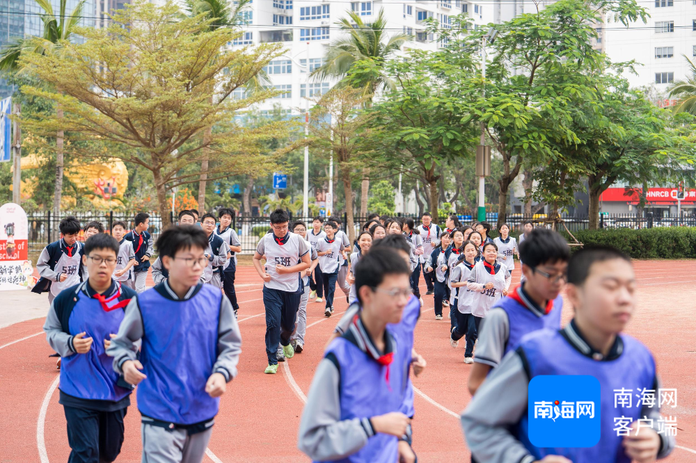 大课间，学生正在跑操。记者 曹志 摄