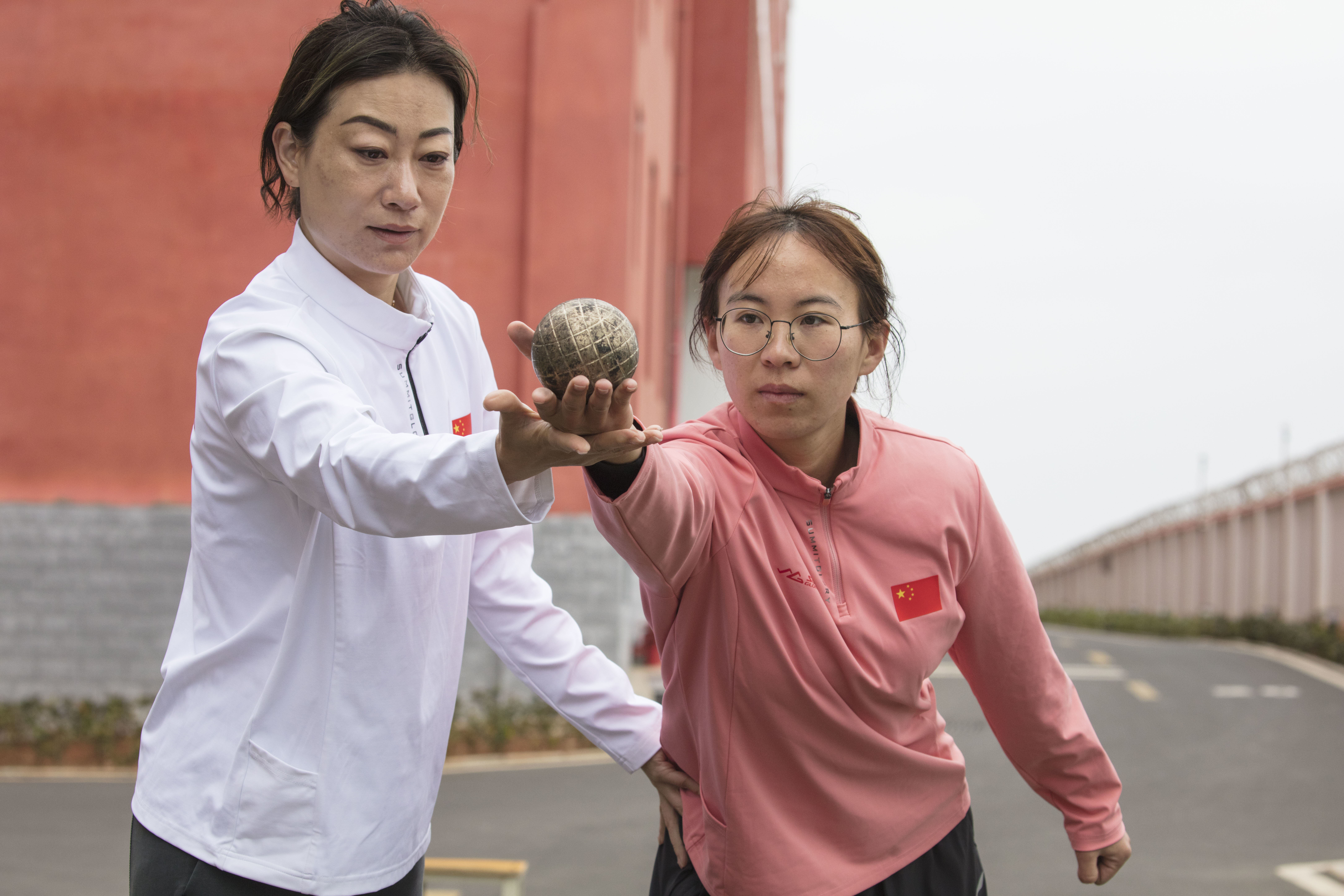 教练组对运动员的技术动作严抠细训