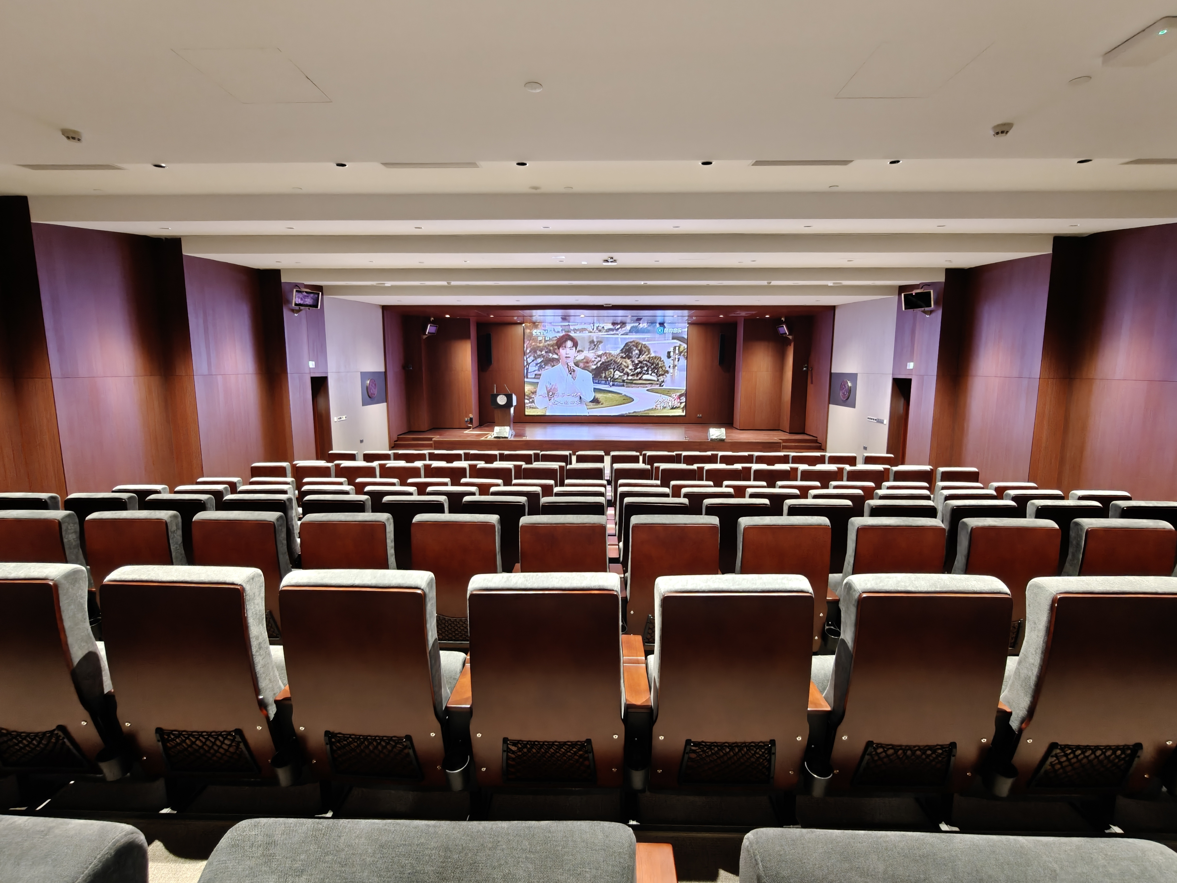 CⅡ栋小报告厅（修缮后）