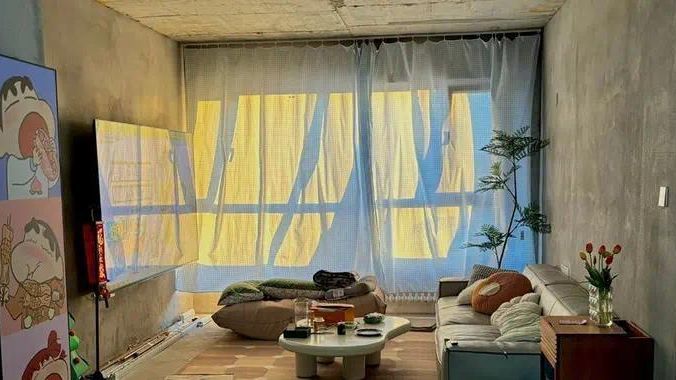 内蒙夫妻住毛坯房不装修,100㎡户型摆上家具直接住,连墙都不刷 ——凤凰网房产广州