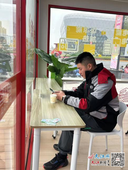 顺丰速运快递员杨振源到红色驿站“报到”