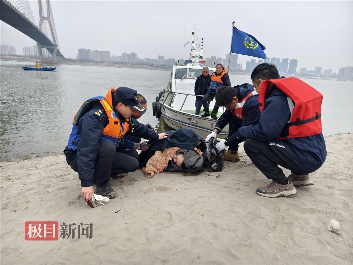 执法人员将该男子侧躺，使其吐出胸腹中的积水