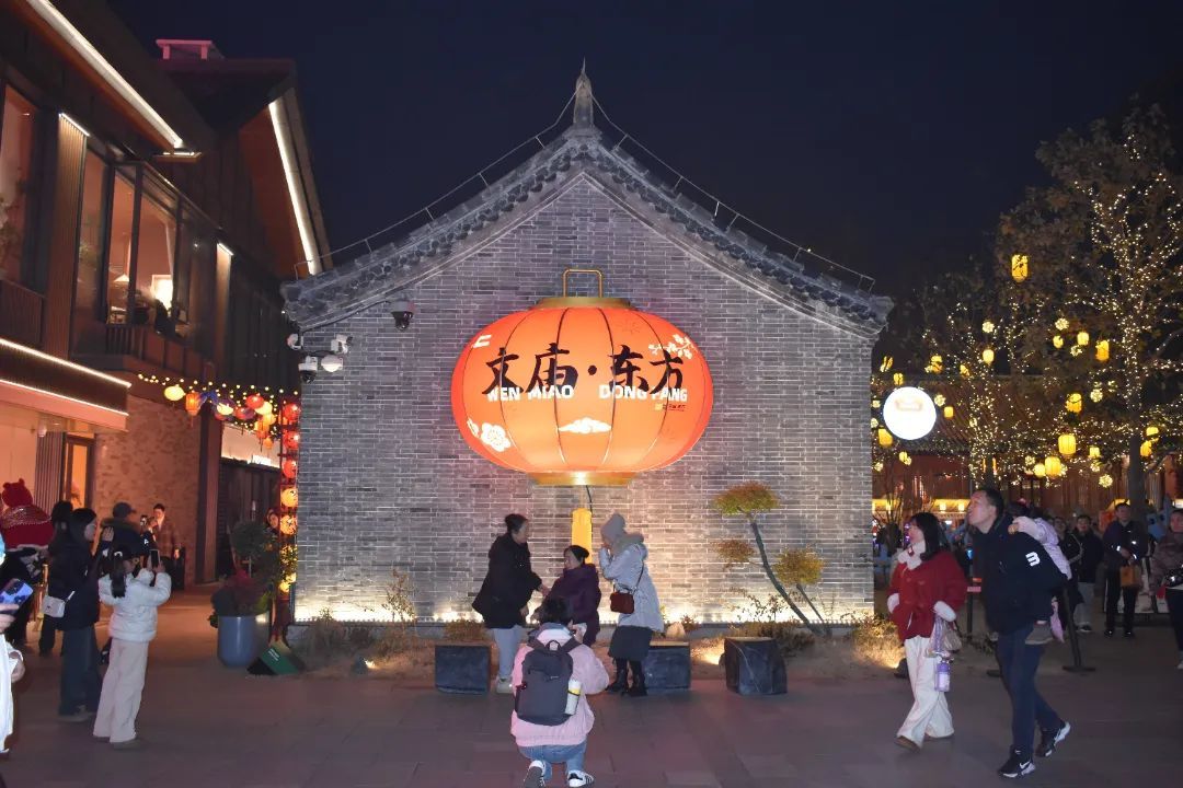 游客在文庙打卡 周翔宇摄2.jpg