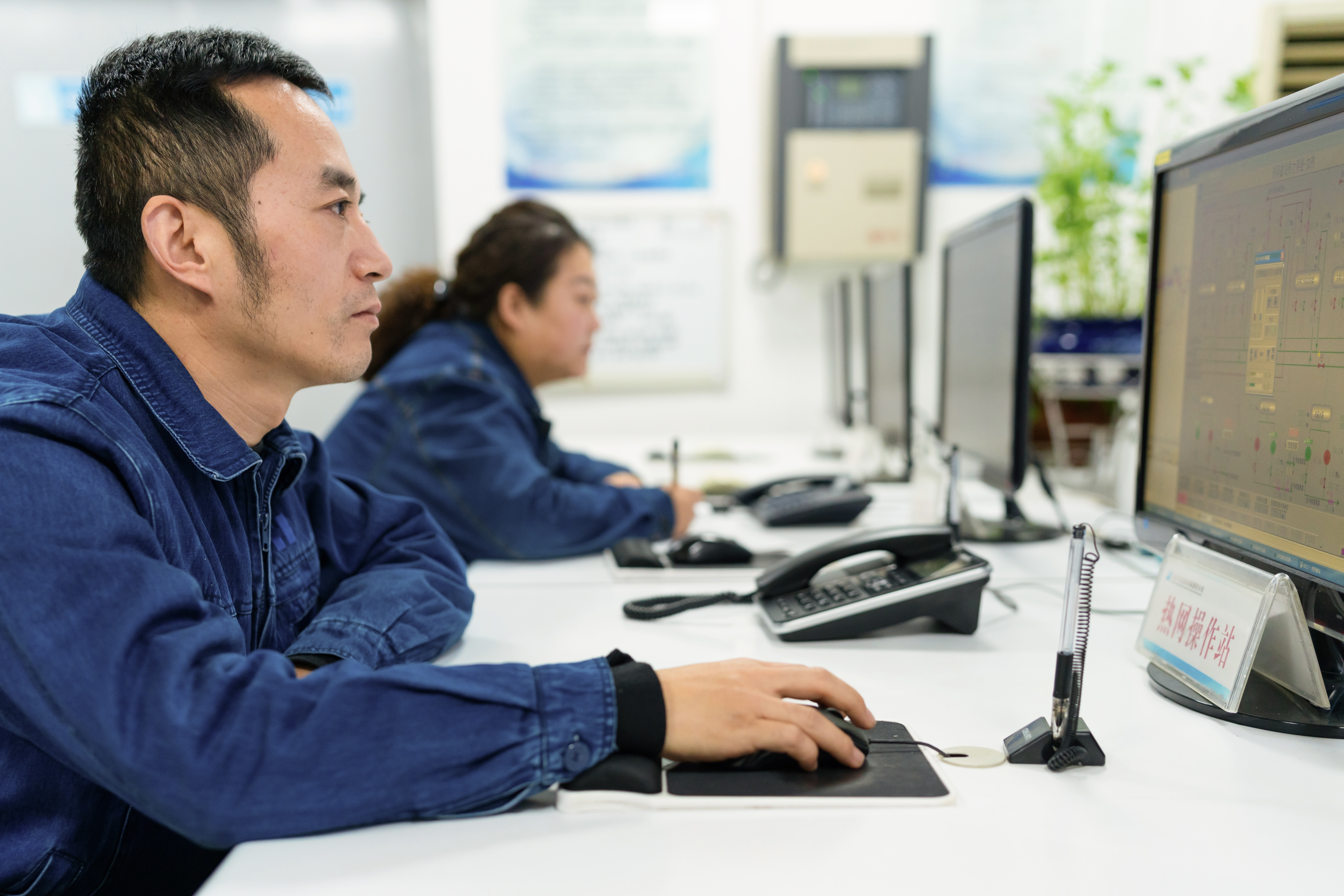 热网首站工作人员正在密切关注温度变化.jpg