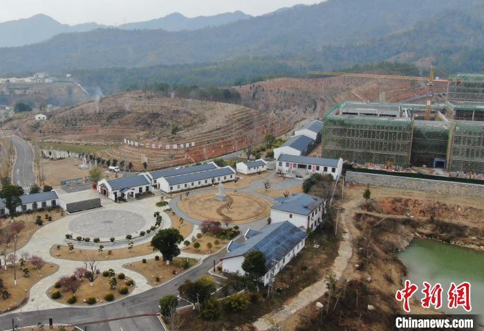 2月13日,航拍位于江西庐山市华林镇的庐康中药谷产业园,园区中央的广场上竖立着一座董奉雕像。记者 姜涛 摄