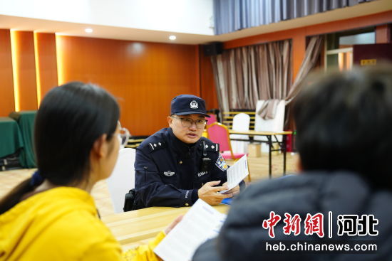 图为石家庄铁路公安处石家庄北站派出所民警开展反诈宣传 陈增凯摄