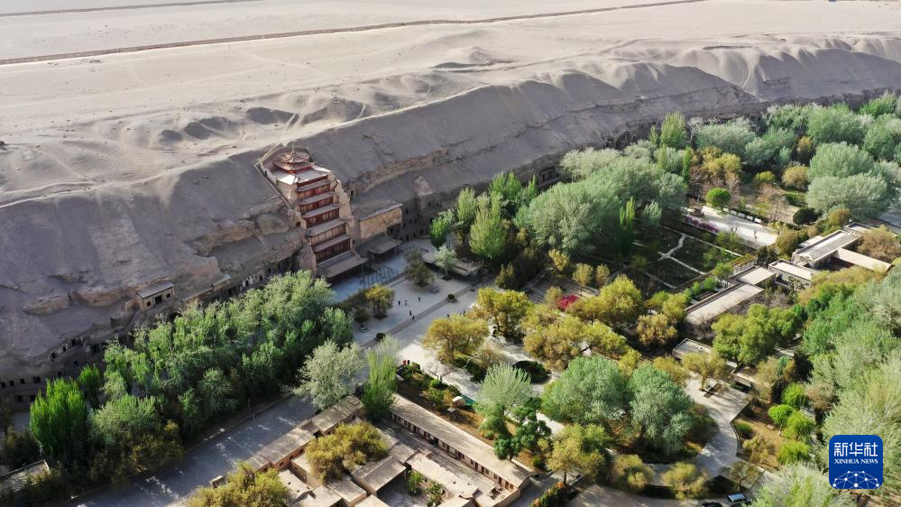 这是2023年4月25日拍摄的莫高窟窟区(无人机照片) 新华社记者 陈斌 摄