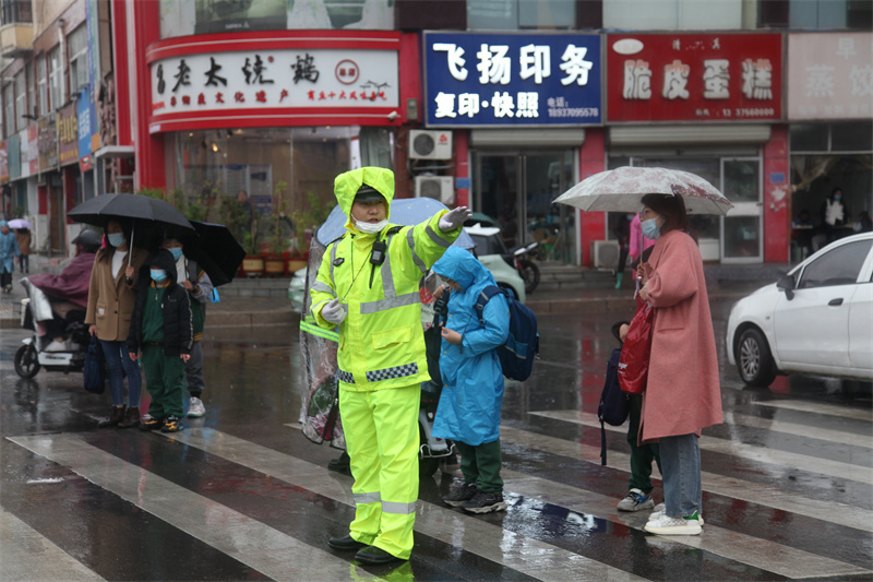 商丘交警雨中坚守“护学岗”“高峰岗” 全力以赴“保安全”“保畅通”