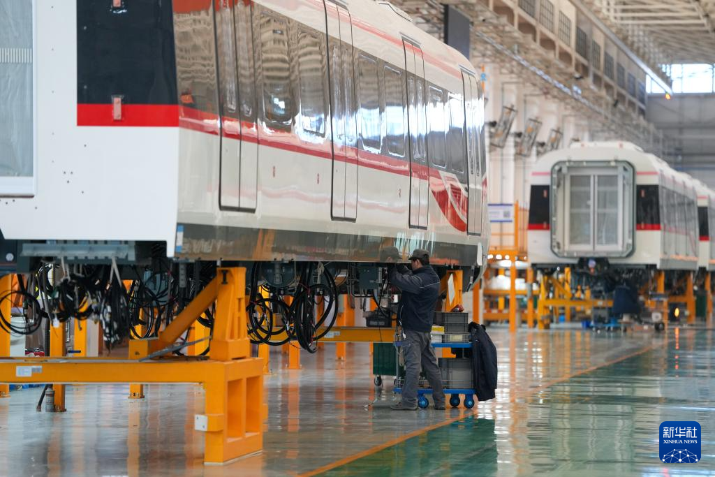 在京投装备河北京车智能制造基地,工作人员在总组装车间内工作(2月14日摄)。