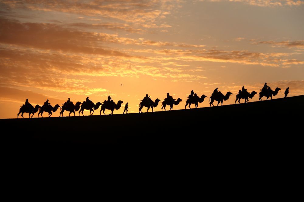 2024年10月4日,游客在甘肃省敦煌市鸣沙山月牙泉景区游览。张晓亮 摄
