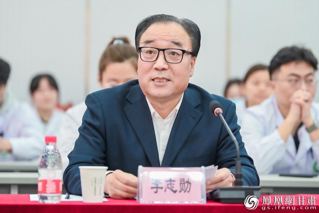 甘肃省慈善联合总会会长李志勋介绍“微笑列车”项目在甘开展25周年成果