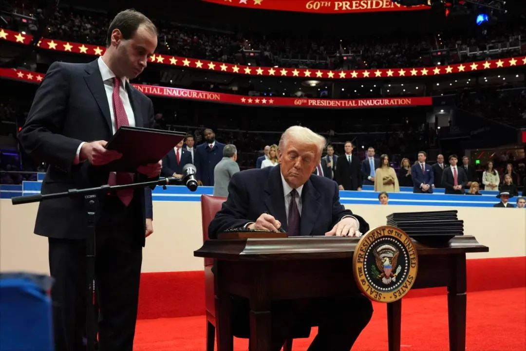 ▎特朗普就职后,再度签署行政令,要求美国退出巴黎气候协定。图源:AP News