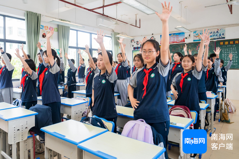 海口玉沙实验学校的学生正在做室内课间操。记者 曹志 摄