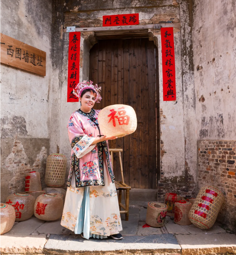 参加春节活动。