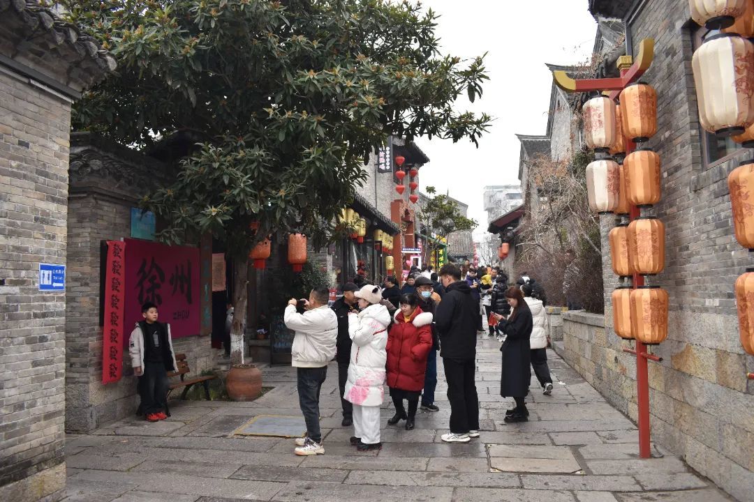 游客在回龙窝打卡 周翔宇摄4.jpg