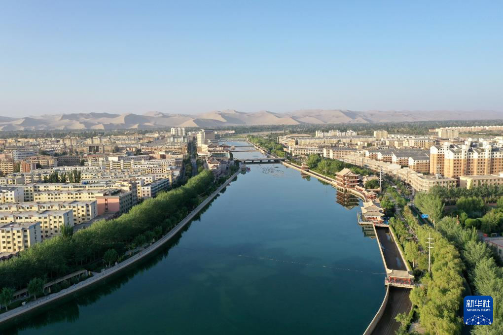 这是2023年6月14日拍摄的敦煌党河风情线(无人机照片) 新华社发(张晓亮 摄)
