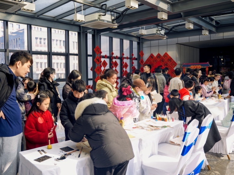 展厅外安排有送福、拓印等活动