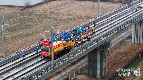 昌九高铁南昌东站至何家线路所先行开通段铺轨贯通。