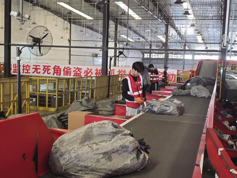 快递小哥在集散中心分捡快递