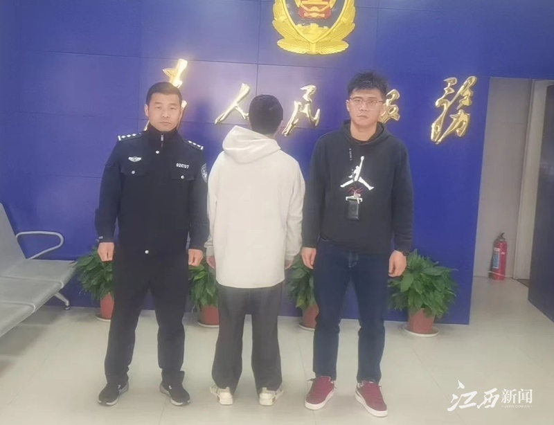 ▲犯罪嫌疑人杜某（中）。图片由受访者提供