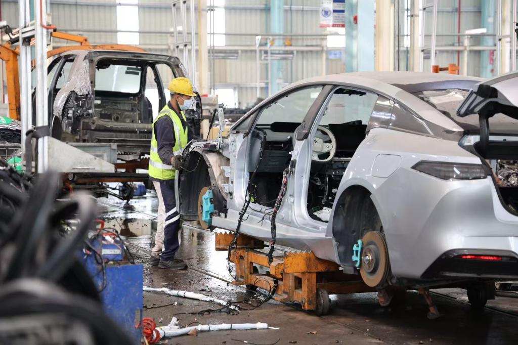 优湃能源科技（广州）有限公司的工人正在对报废车进行拆卸作业。新华社记者 钟焯 摄
