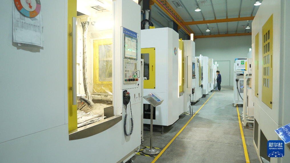 图为佳时特数控股份有限公司高精密数控机床。新华社记者张东阳摄