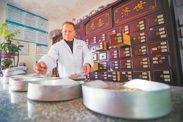 邬德祖将中药材按剂量进行分类。