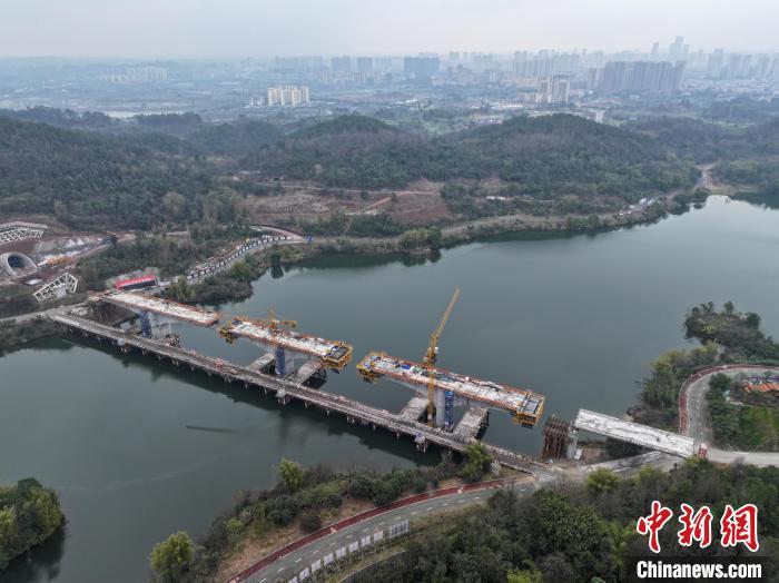 图为成渝中线高铁建设现场。中国铁路成都局集团有限公司供图