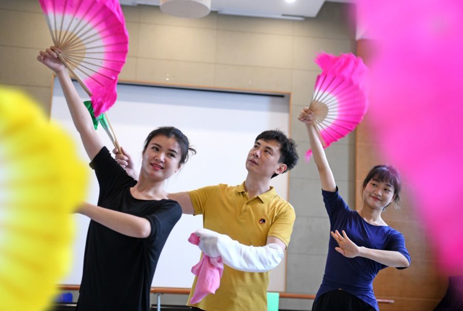 赣南艺术创作研究所所长杨俊（中）现场传帮带。