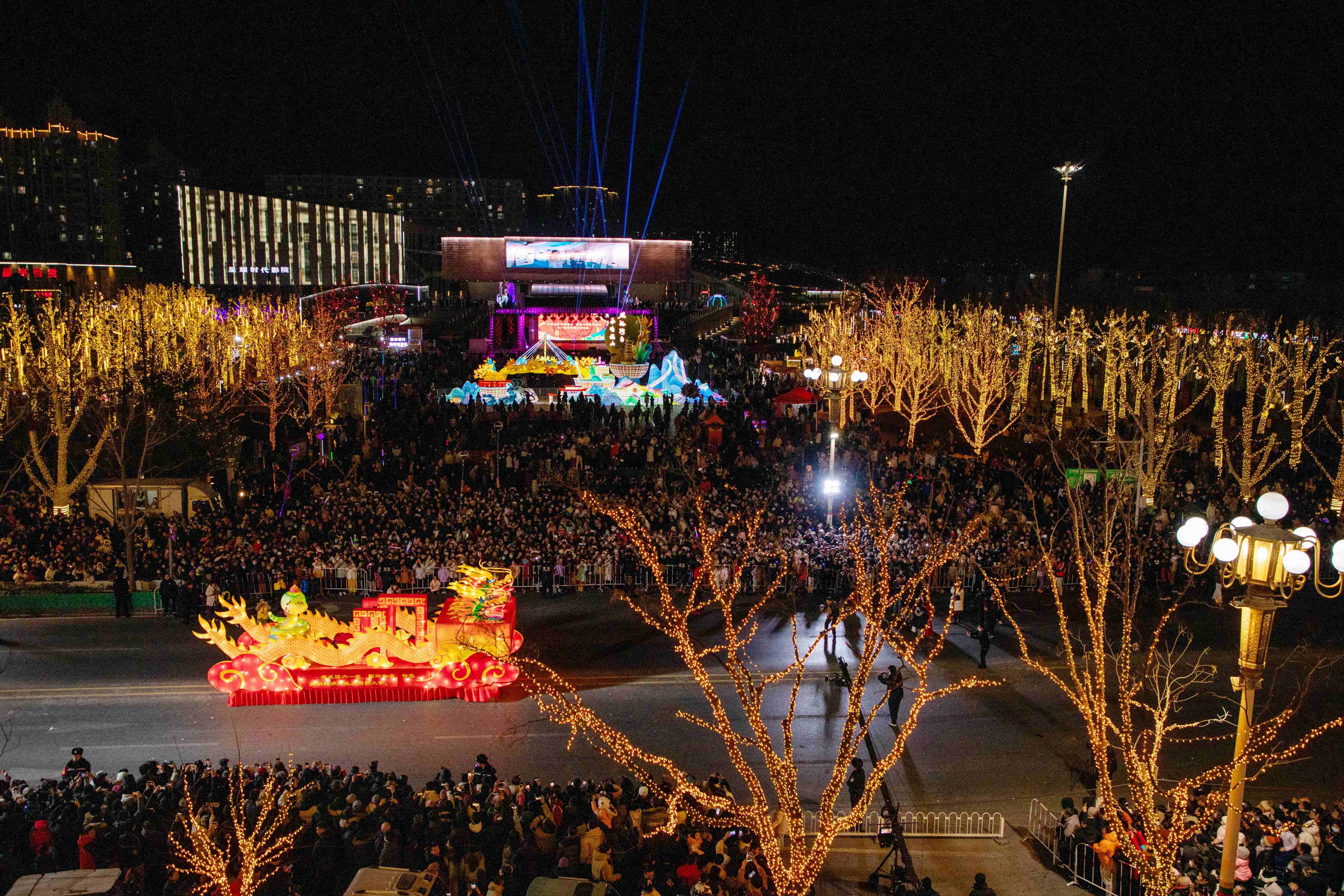 图为花车驶过三河市文化中心广场。袁晓娟 摄