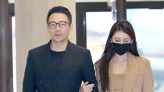 汪小菲夫妇给台媒黑脸，记者提问一言不发，回家时天又下雨被阴阳封面图