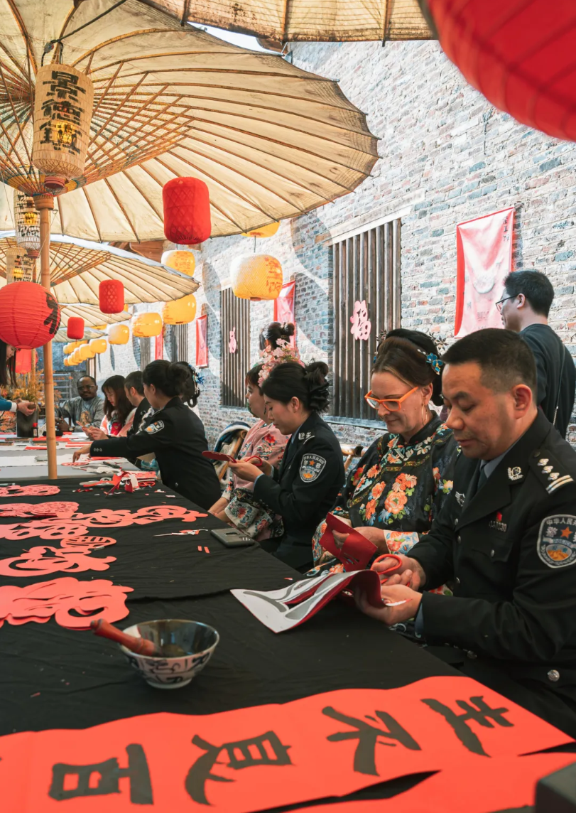 体验非遗剪纸。