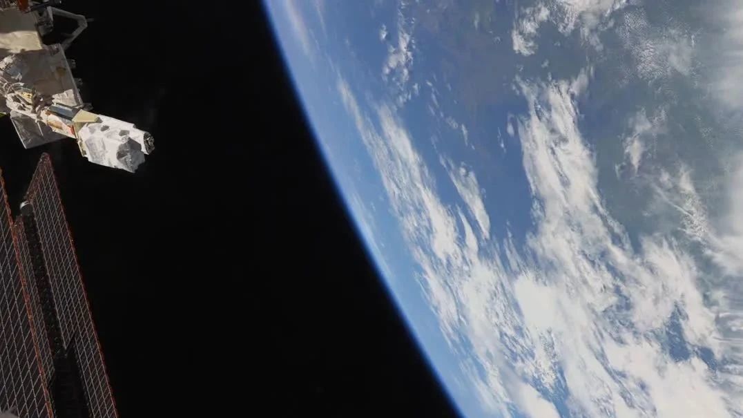 纳米卫星！这里是太空，它的真实样子