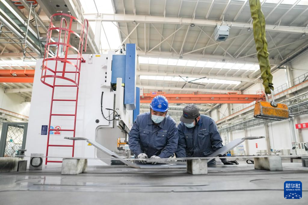 在京投装备河北京车智能制造基地,工作人员在加工地铁车辆零部件(2月14日摄)。