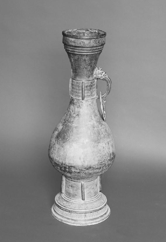 明兽面衔环耳铜瓶