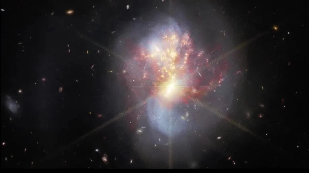 瞧！这就是美丽的 IC 1623星系，真的壮观