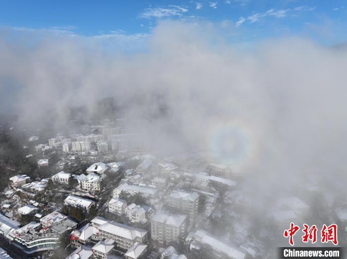 图为18日清晨8时许，江西庐山雪霁初晴，同时出现日晕与瀑布云的壮美气象景观。胡晓山 摄