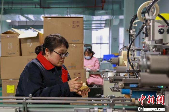 图为在位于江西省瑞昌市智造小镇内的江西泰容电子科技有限公司生产车间内,宝妈们正在工作。 瑞昌市融媒体中心供图