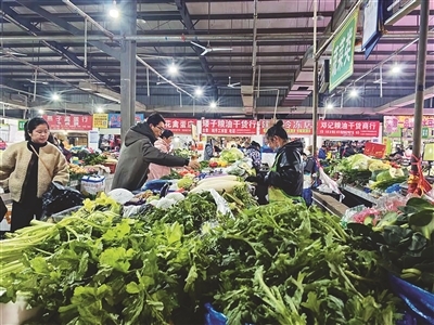 在凤凰集贸市场，市民挑选蔬菜