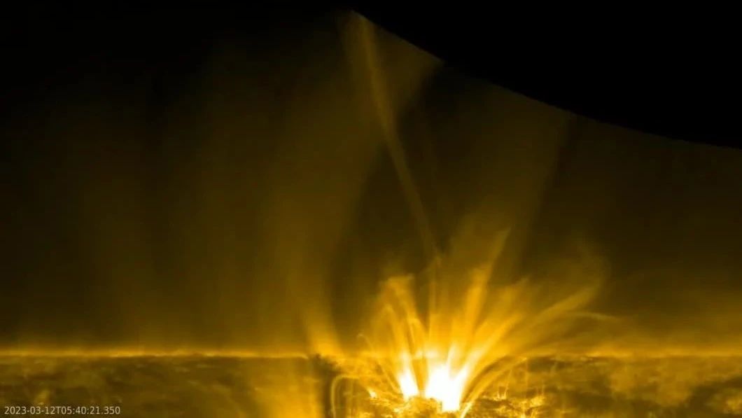 红色边缘，这是太阳大气，看起来很酷