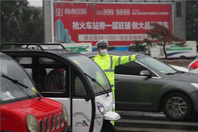商丘交警雨中坚守“护学岗”“高峰岗” 全力以赴“保安全”“保畅通”